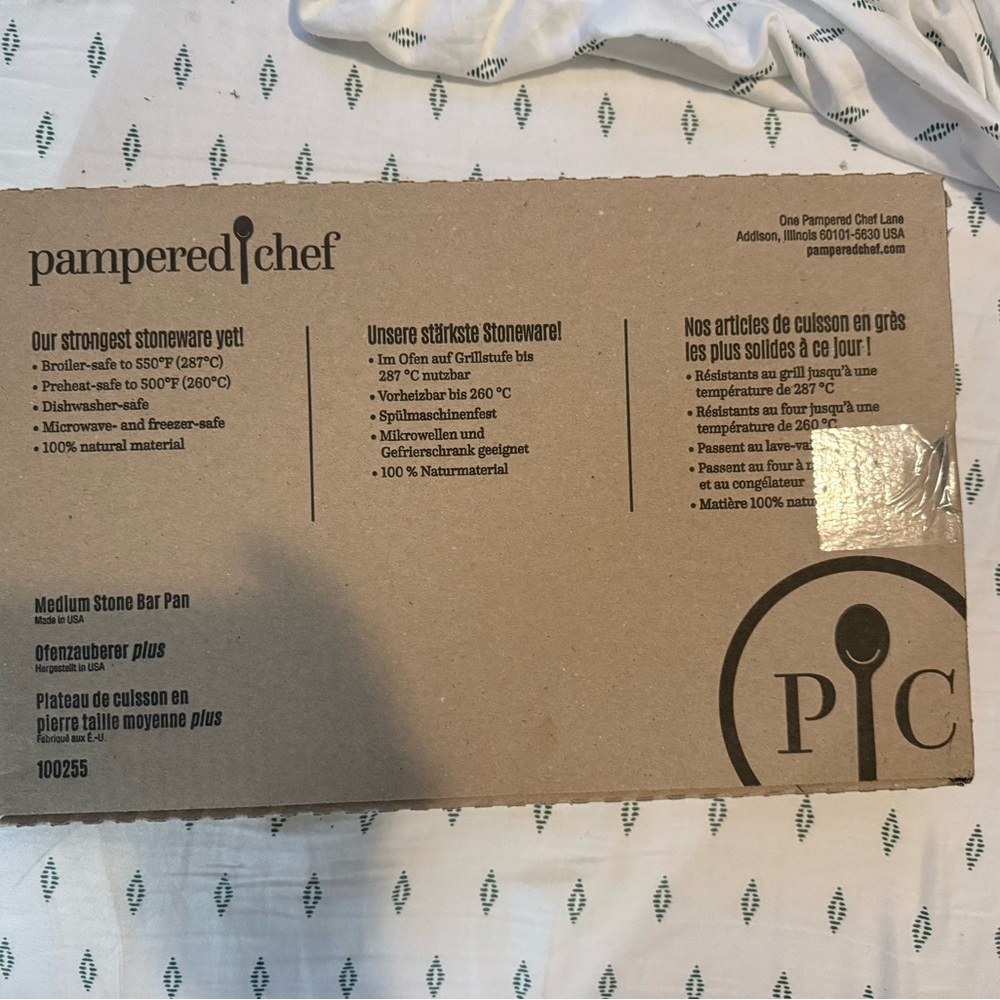 NEW IN THE BOX Pampered Chef medium bar pan - Picture 3 of 3